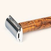 NATURE'S groove olijfhouten safety razor close-up