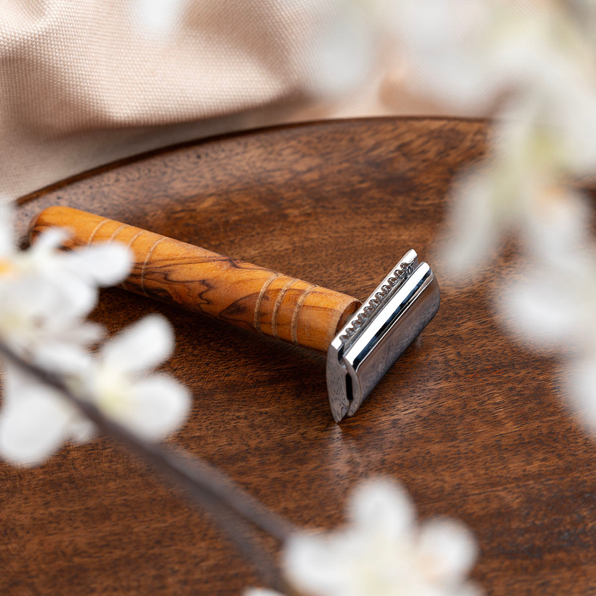 NATURE'S groove olijfhouten safety razor sfeerfoto